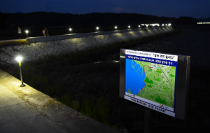 약 4km의 구간에 가로등이 켜진 ‘함께, 멀리 둘레길’의 전경